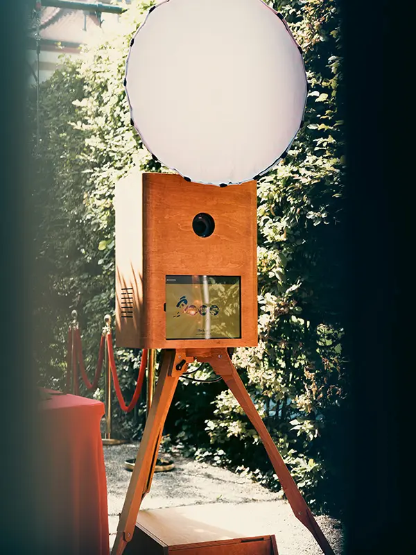 Profi Fotobox im Garten einer Eventlocation